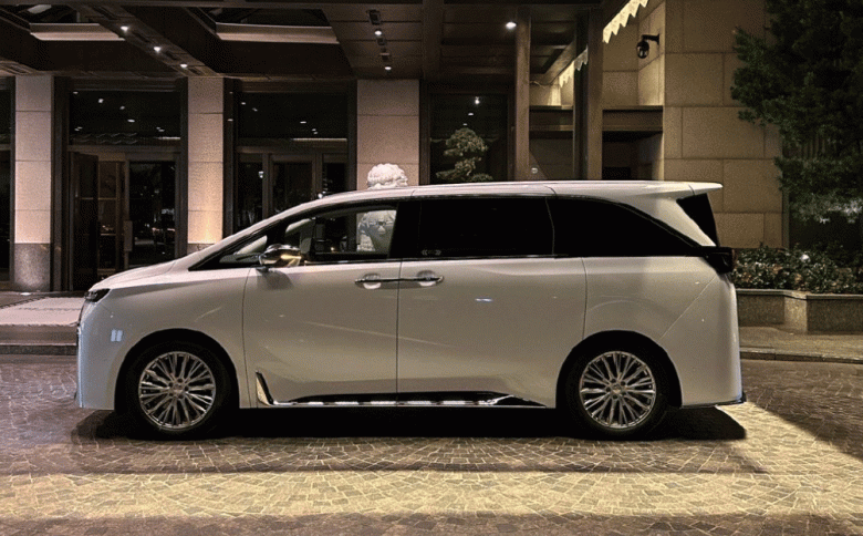 Увеличенная альтернатива Toyota Alphard с очень быстрой зарядкой, четырьмя экранами и запасом хода 762 км. Минивэн Hycan V09 поступает в продажу в Китае