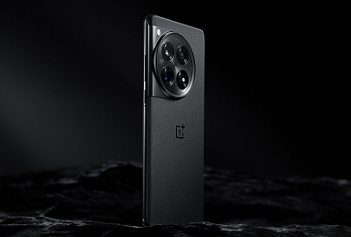 Это OnePlus 12, и у него есть кое-что общее с титановый Xiaomi 14 Pro. OnePlus 12 впервые показали на официальных рендерах