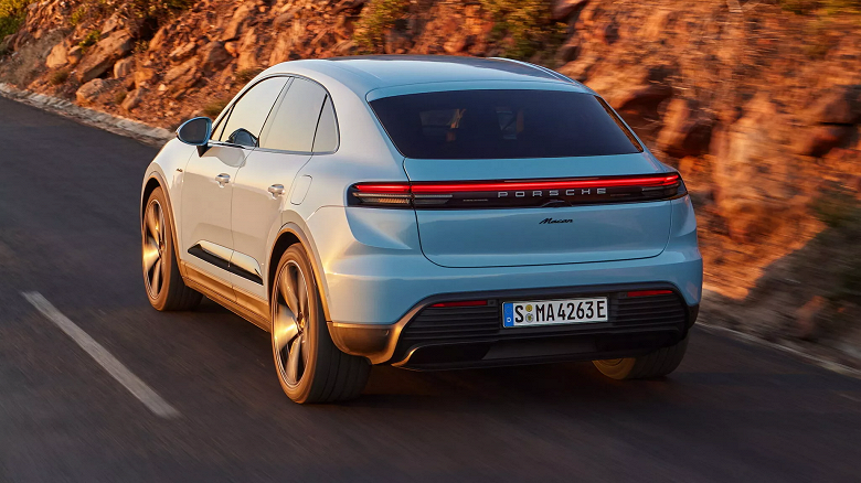 Представлены самая доступная версия Porsche Macan EV, вариант Macan 4S и внедорожный пакет с кроссоверным клиренсом до 225 мм