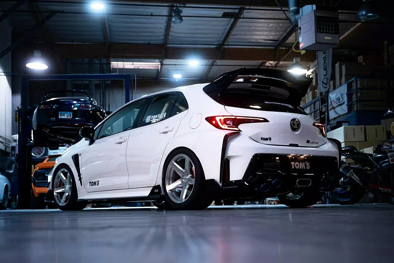 «Горячую» Toyota GR Corolla «подогрели» еще больше. Представлена Toyota GR Corolla Tom’s Racing c радикальным обвесом