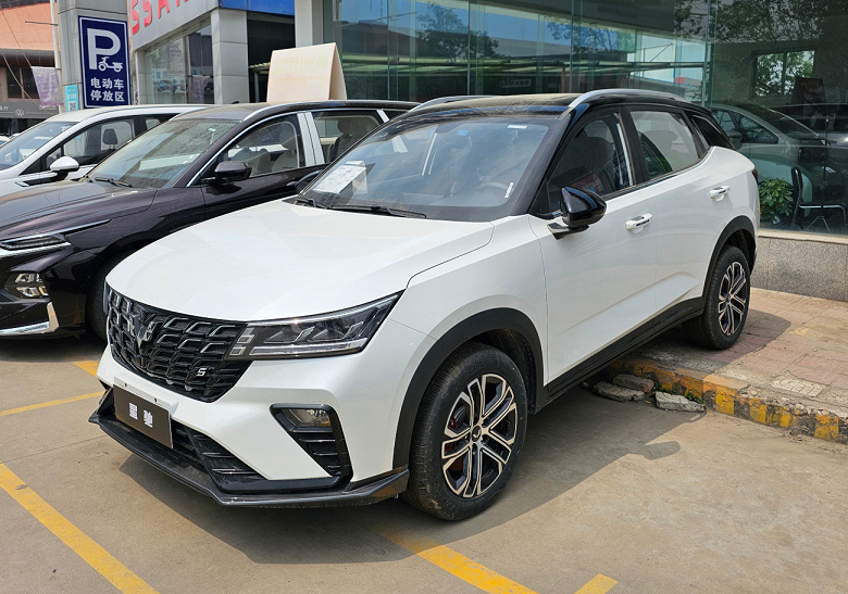 До России добрался народный китайский кроссовер Wuling Xingchi. За этот бюджетный аналог Kia Seltos просят 2 млн рублей