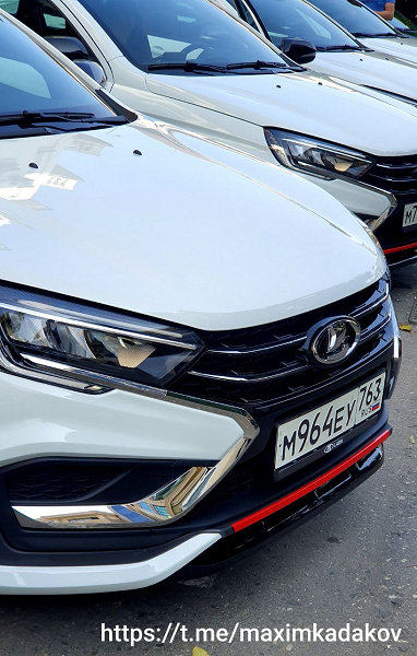 Это Lada Vesta Sportline. Живые фото снаружи и внутри