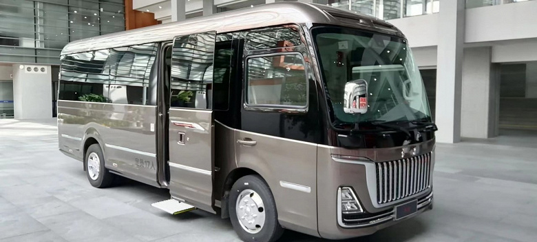 Китайцы уже научились создавать клоны Toyota Alphard, а сейчас появился клон Toyota Coaster