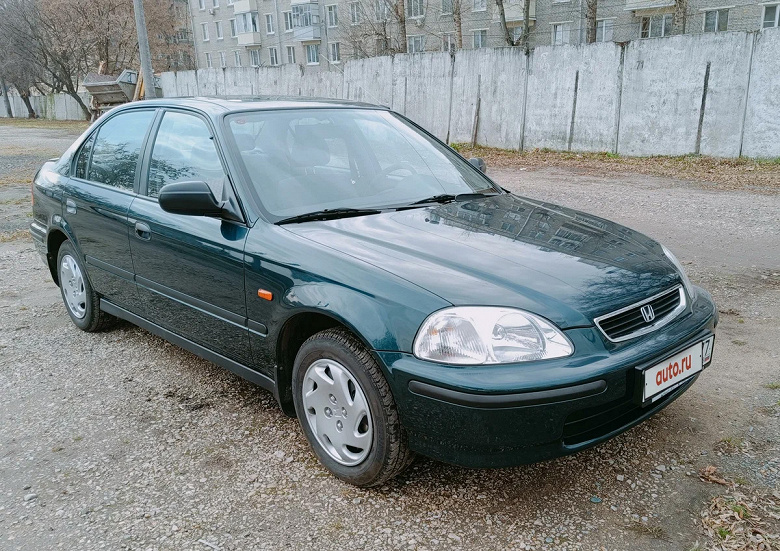 Что лучше, новая Lada Vesta или 26-летний Honda Civic с пробегом 6,7 тыс. км? Идеально сохранившийся японский седан выставили на продажу за 1,6 млн рублей