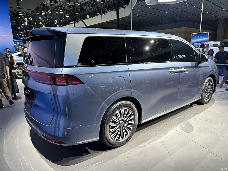 Аналог Toyota Alphard от самой BYD. В Китае представлен новейший минивэн BYD Xia