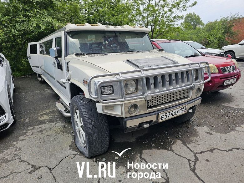 В России лимузин Hummer признали «незаконной постройкой». Как его буду эвакуировать, непонятно