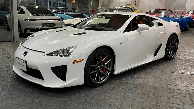 Lexus LFA — самый дорогой праворульный автомобиль в России. За него просят 100 млн рублей