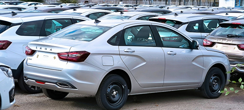 Так выглядит самая дешёвая обновлённая Lada Vesta за 1,525 млн рублей. Только у неё штампованные колёсные диски