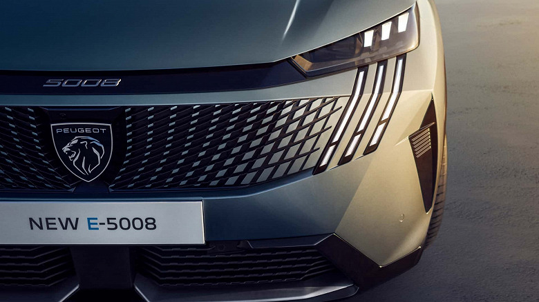 Представлены новые Peugeot 5008 и E-5008