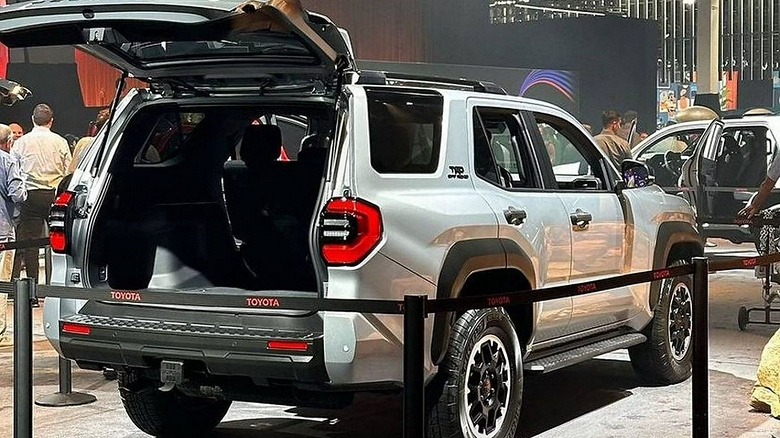 Представлена совершенно новая Toyota 4Runner. В топовой версии внедорожника мотор от нового Land Cruiser Prado 250