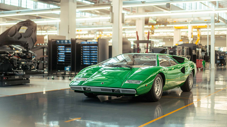 С 50-летием, Lamborghini Countach. Производитель показал архивные фото и устроил фотосессию Countach и Revuelto