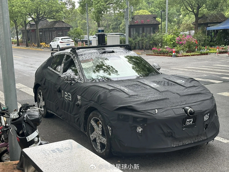 Второй автомобиль Xiaomi засняли вживую. Новинка напоминает Ferrari Purosangue