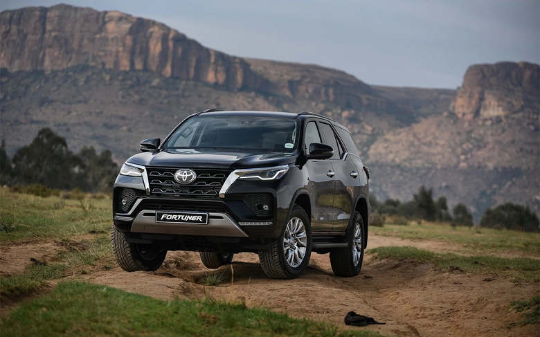 В России стартовали продажи японского рамного внедорожника Toyota Fortuner