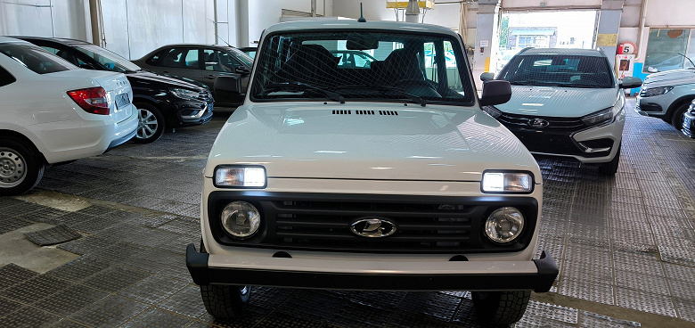 Так выглядит новая Lada Niva Luxe — со светодиодными ходовыми огнями