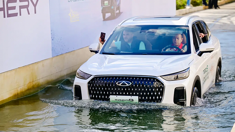 Новейший Chery Tiggo 9 публично разбили, а аккумулятор утопили на 48 часов: машина успешно прошла жёсткие тесты