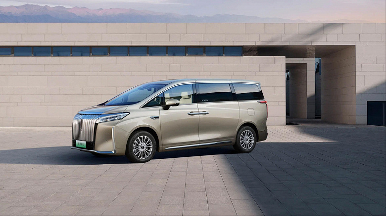 Ещё один заменитель Toyota Alphard. В России представлен 487-сильный гибридный минивэн премиум-класса Wey 80