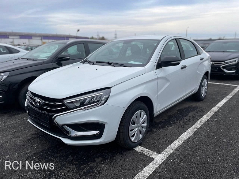 Так выглядит самая дешевая Lada Vesta с «автоматом» за 1,6 млн рублей: живые фото