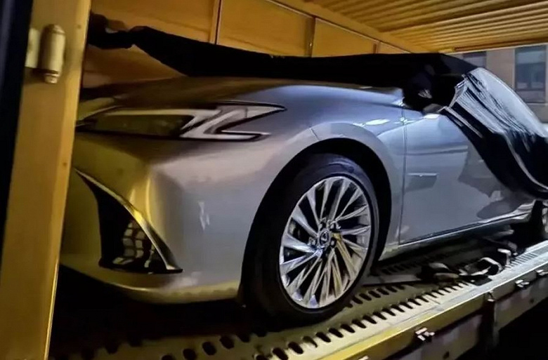 Новый Lexus ES 2025 рассекречен до премьеры: опубликованы живые фото машины