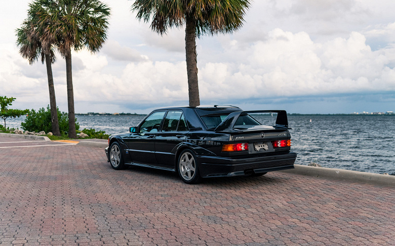 Культовый спортседан Mercedes-Benz 190E 2.5-16 Evolution II с пробегом 176 км выставили на продажу в США. В лучшем состоянии машина есть только в России